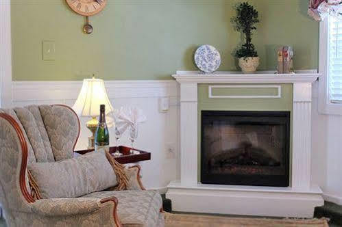 The English Inn Eaton Rapids Екстериор снимка