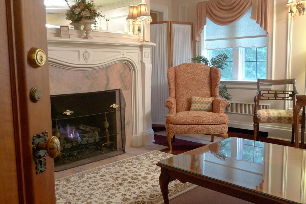 The English Inn Eaton Rapids Екстериор снимка