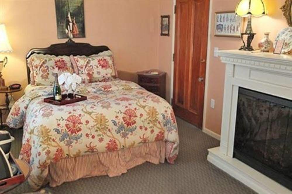The English Inn Eaton Rapids Екстериор снимка